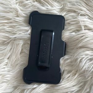 OtterBox black defender Belt clip. Fits 6,6s,7,8, SE 2nd Gen & SE 3rd Gen phones